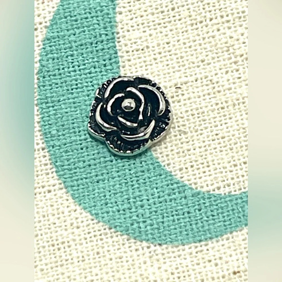 Origami Owl Jewelry - Origami Owl Living Lockets HTF Retired Flower Charm.